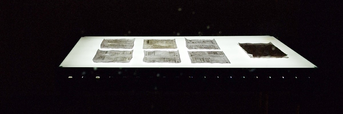 Elena Marini, 𝘓𝘜𝘟 100𝘹150, 2025, tavolo luminoso, pagine di manuale di uso e manutenzione.