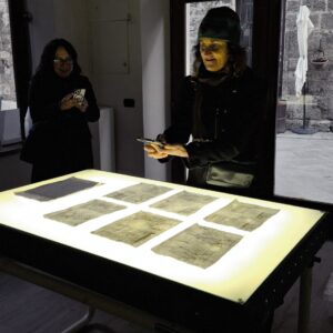 Elena Marini, 𝘓𝘜𝘟 100𝘹150, 2025, tavolo luminoso, pagine di manuale di uso e manutenzione.